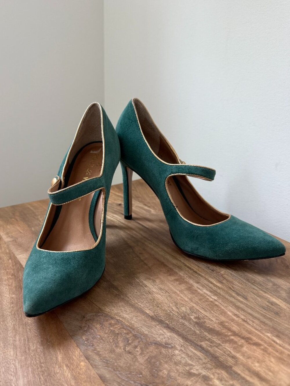 POUR LA VICTOIRE Teal Suede Mary Jane Pumps Gold Metallic Trim Heels Size 8
